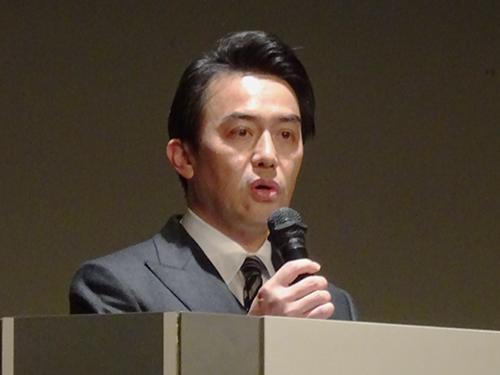 あいさつする佐藤健社長